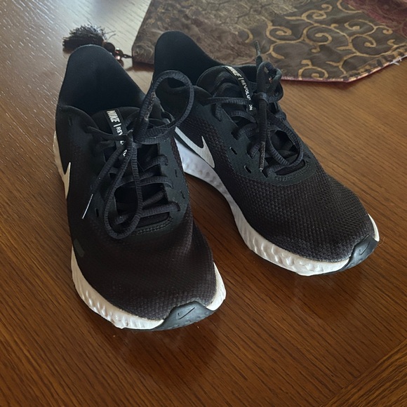 Nike Woman’s Black and White Running Shoes - Picture 3 of 4